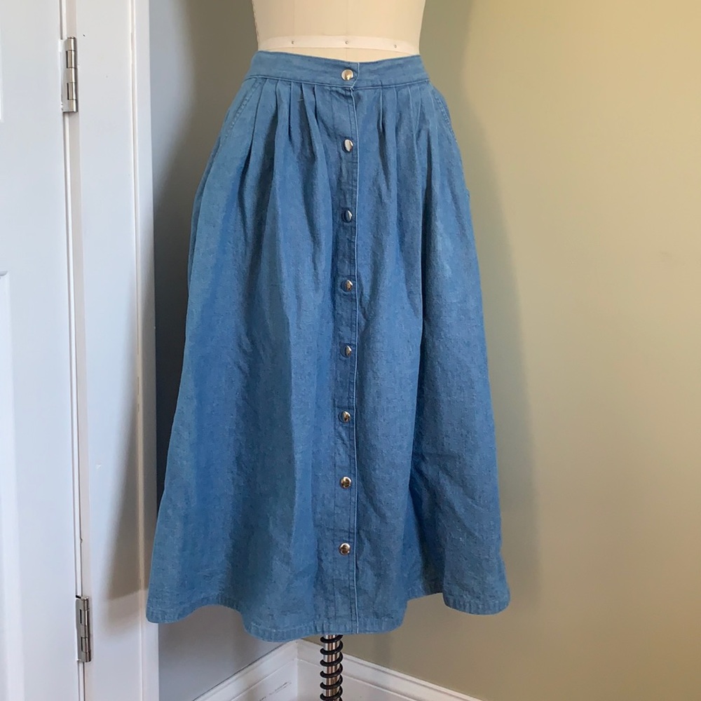 MIDI length denim skirt.